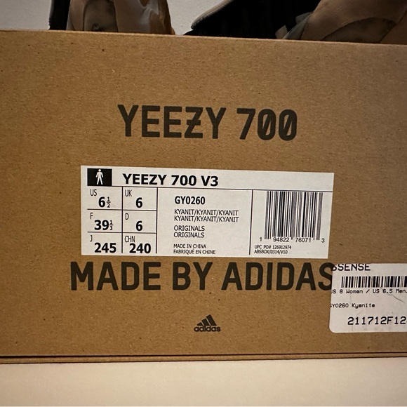 Yeezy 700 V3 - Picture 3 of 3